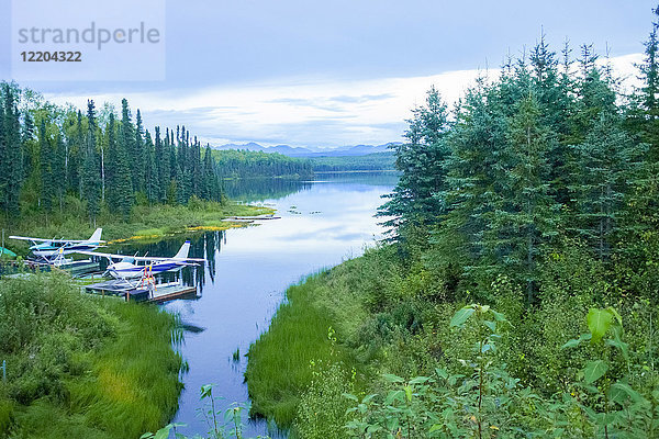 USA  Alaska  Wasserflugzeug am See