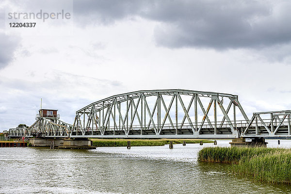 Deutschland  Mecklenburg-Vorpommern  Zingst  Meinigenbrücke zwischen Halbinsel ZIngst und Festland bei Bresewitz