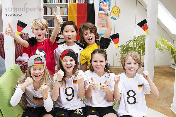 Gruppe von Kindern  die Fußball-Weltmeisterschaften sehen  jubeln