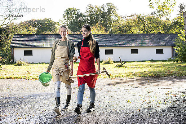 Zwei Frauen arbeiten auf einem Bauernhof