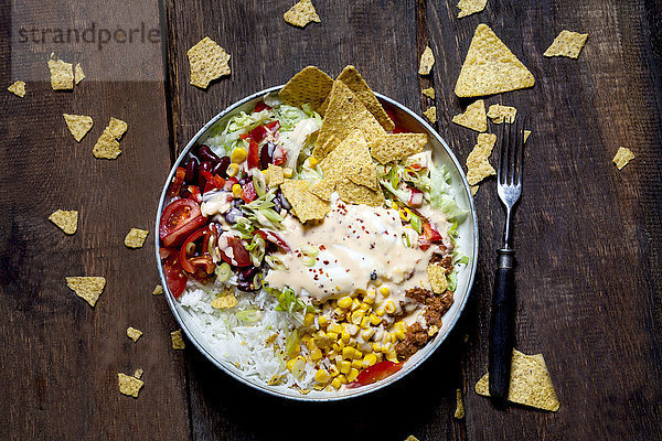 Taco-Salatschüssel mit Reis  Mais  Chili con Carne  Kidneybohnen  Eisbergsalat  Sauerrahm  Nacho-Chips  Tomaten