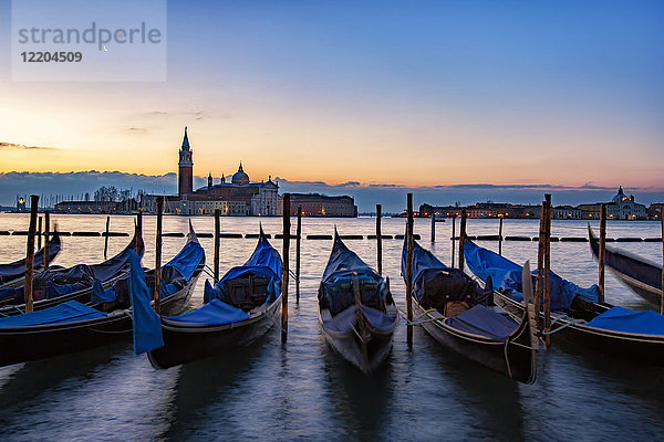 Italien  Veneto  Venedig  Gondeln vor San Giorgio Maggiore  am frühen Morgen