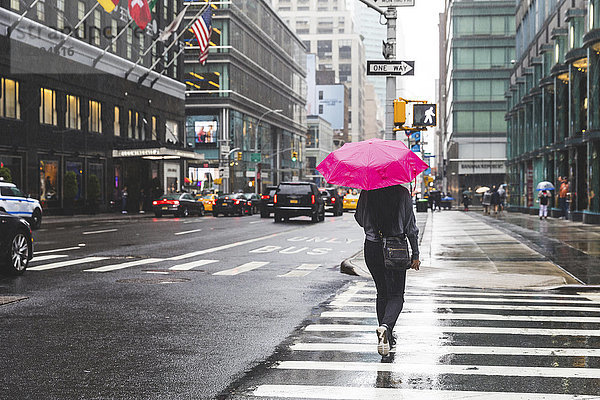 USA  New York  Frau in der Stadt an einem Regentag