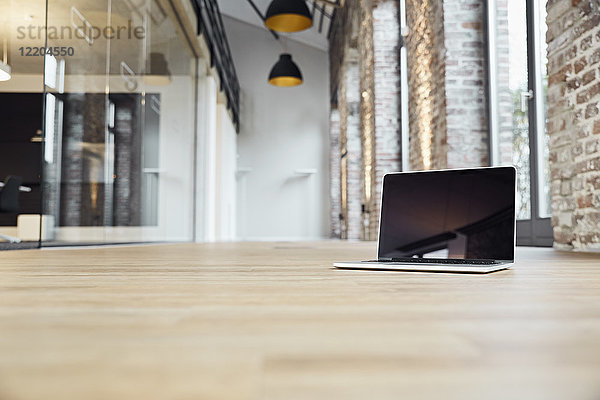 Laptop im Flur des modernen Büros