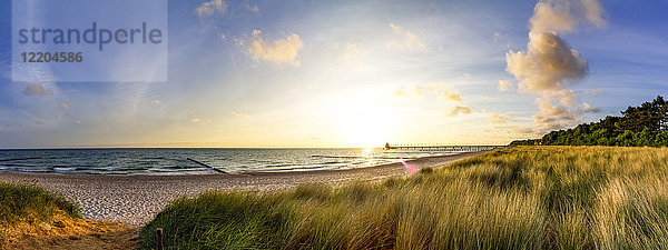 Deutschland  Mecklenburg-Vorpommern  Zingst  Strand bei Sonnenuntergang
