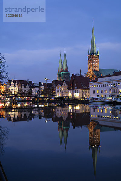 Deutschland  Schleswig-Holstein  Lübeck  Altstadt  Obertrave  Marienkirche und St. Petri Kirche zur blauen Stunde