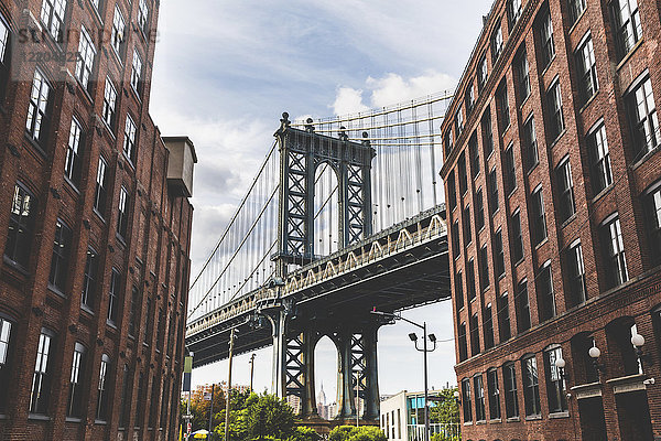 USA  New York City  Blick von Brooklyn auf die Manhattan Bridge
