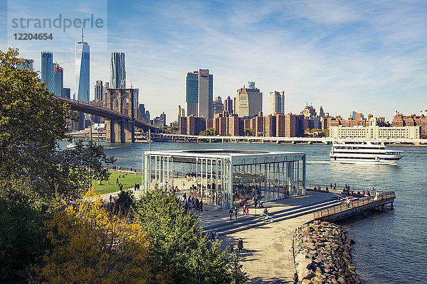 USA  New York City  Skyline und Brooklyn Bridge mit Jane's Karussell