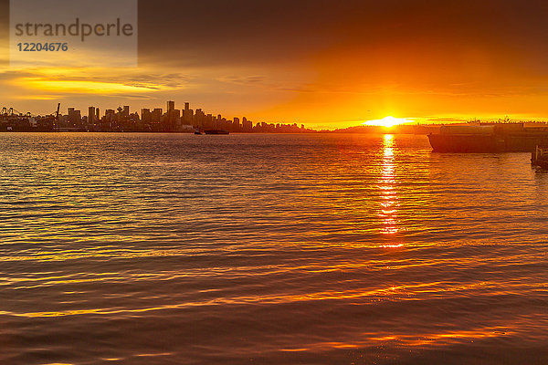 Blick auf die Skyline von Vancouver von Nord-Vancouver bei Sonnenuntergang  British Columbia  Kanada  Nordamerika