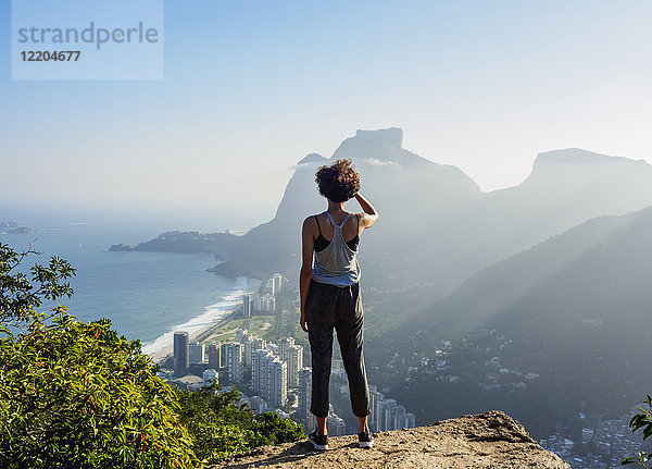 Brasilianisches Mädchen mit Blick auf den Pedra da Gavea und Sao Conrado vom Berg Dois Irmaos  Rio de Janeiro  Brasilien  Südamerika