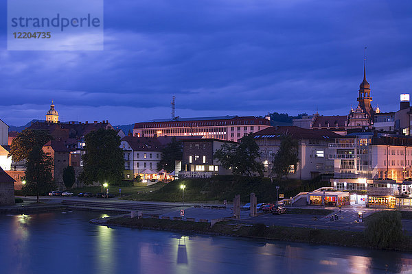 Stadtbild von Maribor entlang des Flusses Draca bei Nacht  Slowenien  Europa