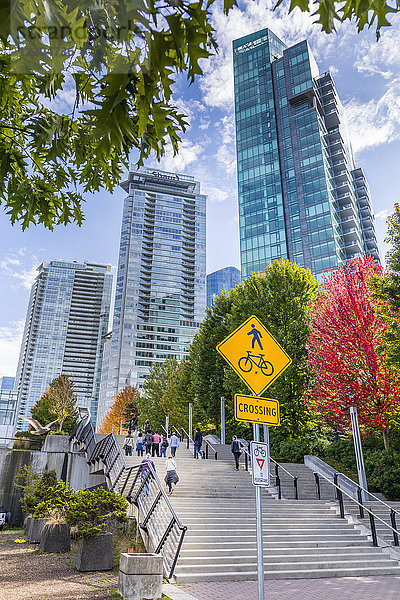 Städtische Bürogebäude mit Blick auf den Hafen von Vancouver in der Nähe des Kongresszentrums  Vancouver  British Columbia  Kanada  Nordamerika