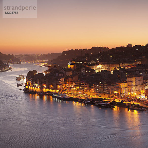 Blick über den Fluss Douro bei Sonnenuntergang auf den Stadtteil Ribeira  UNESCO-Weltkulturerbe  Porto (Oporto)  Portugal  Europa