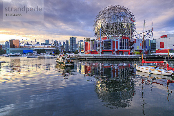 Blick auf den False Creek und die Skyline von Vancouver  einschließlich World of Science Dome  Vancouver  British Columbia  Kanada  Nordamerika
