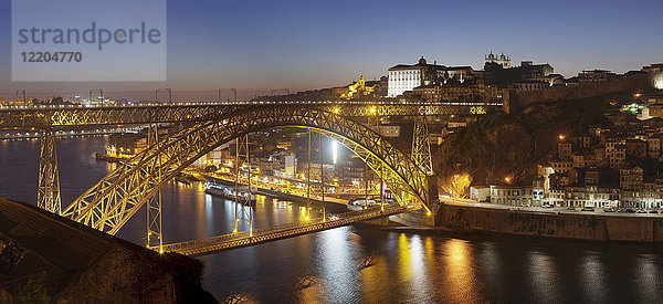 Brücke Ponte Dom Luis I über den Fluss Douro zum Stadtteil Ribeira  UNESCO-Weltkulturerbe  Porto (Oporto)  Portugal  Europa