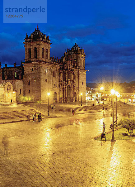 Hauptplatz in der Dämmerung  Altstadt  UNESCO-Weltkulturerbe  Cusco  Peru  Südamerika