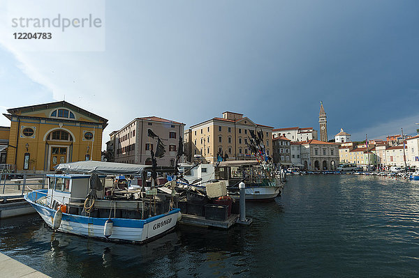 Gebäude am Hafen von Piran  Slowenien  Europa