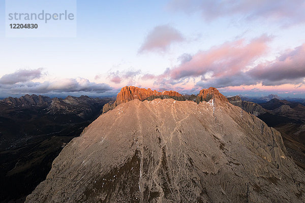 Luftaufnahme des Langkofels und der Langkofelgruppe bei Sonnenuntergang  Dolomiten  Südtirol  Italien  Europa