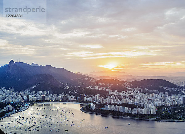 Skyline vom Zuckerhut bei Sonnenuntergang  Rio de Janeiro  Brasilien  Südamerika