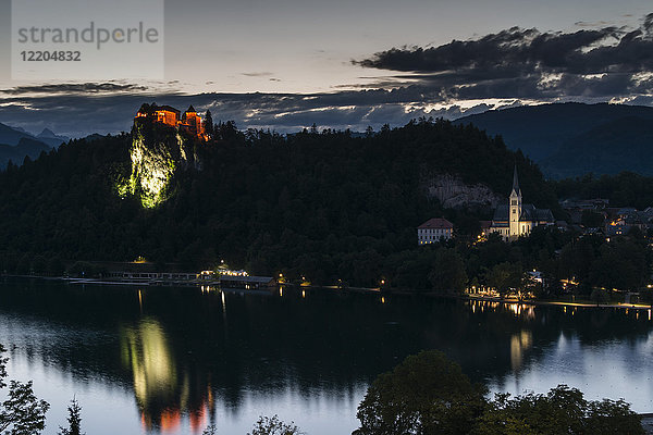 Schloss Bled und St. Martinskirche in der Abenddämmerung  Bleder See  Slowenien  Europa