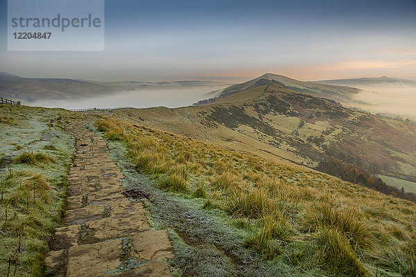 Blick vom frostigen Mam Tor auf Hope Valley und Vale of Edale bei Sonnenaufgang  Castleton  Peak District National Park  Derbyshire  England  Vereinigtes Königreich  Europa