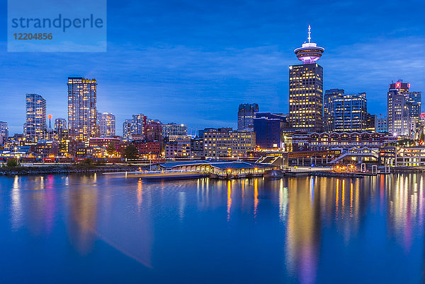 Skyline der Stadt mit dem Vancouver Lookout Tower vom Canada Place aus gesehen in der Abenddämmerung  Vancouver  British Columbia  Kanada  Nordamerika