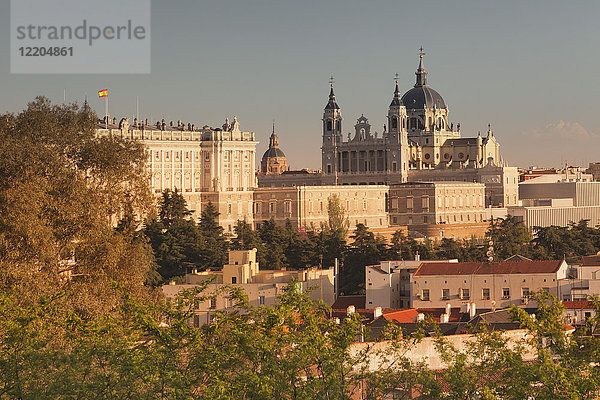 Königspalast (Palacio Real) und Almudena-Kathedrale (Santa Maria la Real de La Almudena) bei Sonnenuntergang  Madrid  Spanien  Europa