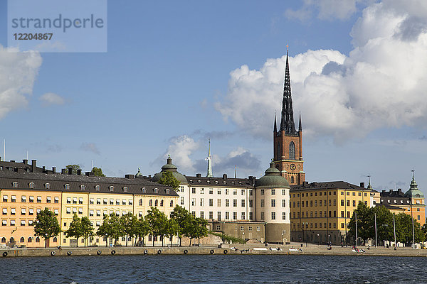 Uferpromenade mit Riddarholmen Kirche im Hintergrund  Gamla Stan  Stockholm  Schweden  Skandinavien  Europa
