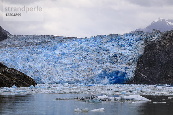 Packeis und blaue Eiswand des South Sawyer Glacier  Bergkulisse  Stikine Icefield  Tracy Arm Fjord  Alaska  Vereinigte Staaten von Amerika  Nordamerika