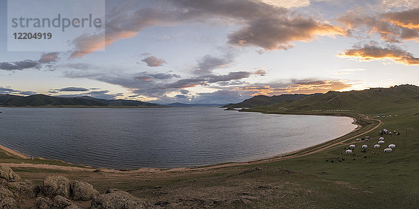 Sonnenuntergang über dem Weißen See  Bezirk Tariat  Provinz Nord-Hangay  Mongolei  Zentralasien  Asien