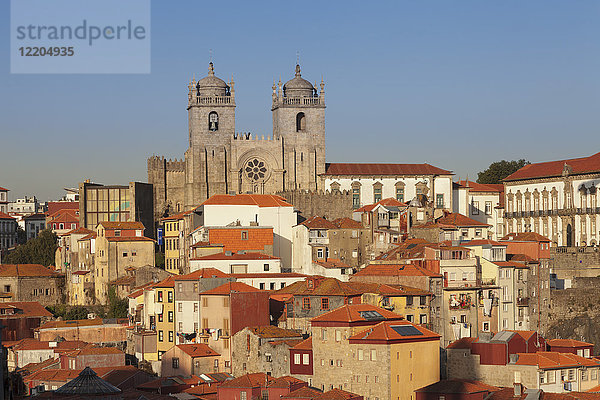 Die Kathedrale bei Sonnenuntergang  Stadtteil Ribeira  UNESCO-Weltkulturerbe  Porto (Oporto)  Portugal  Europa