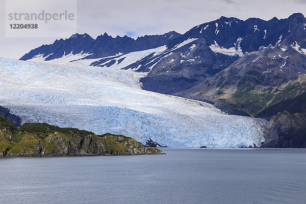 Aialik Glacier  Berge  Insel und blaues Eis  Harding Icefield  Kenai Fjords National Park  nahe Seward  Alaska  Vereinigte Staaten von Amerika  Nordamerika