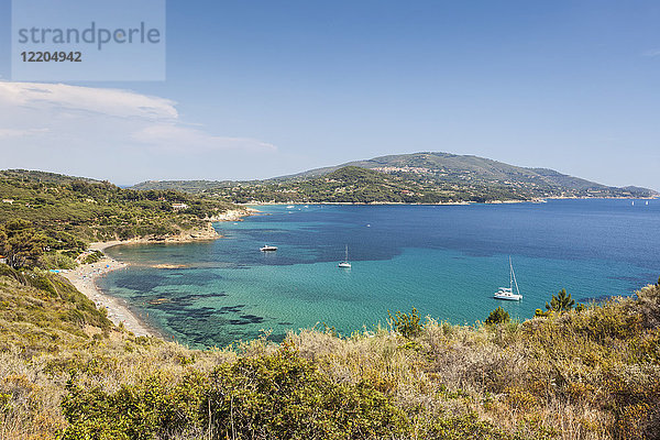 Überblick über Sandstrand und türkisfarbenes Meer  Sant'Andrea Beach  Marciana  Insel Elba  Provinz Livorno  Toskana  Italien  Europa