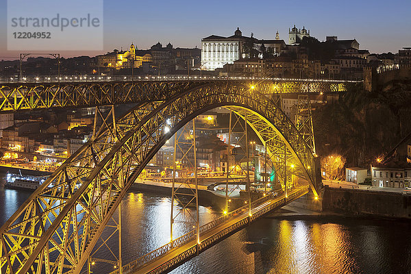 Brücke Ponte Dom Luis I über den Fluss Douro zum Stadtteil Ribeira  UNESCO-Weltkulturerbe  Porto (Oporto)  Portugal  Europa