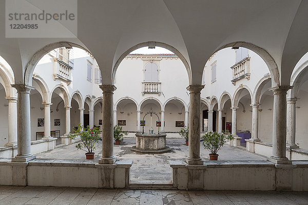 Kreuzgang der Kirche des Heiligen Franziskus  Piran  Slowenien  Europa