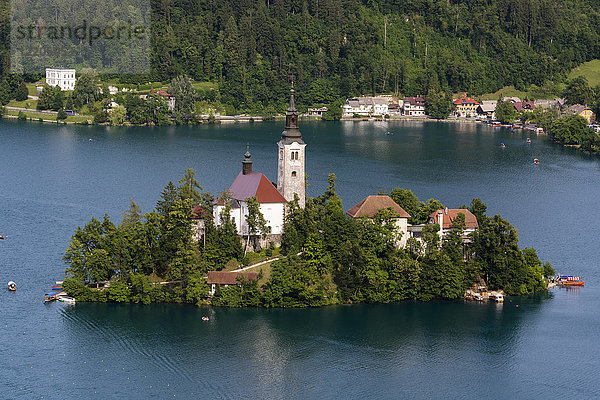 Ein Blick von oben auf den Bleder See und die Wallfahrtskirche Maria Himmelfahrt  Slowenien  Europa