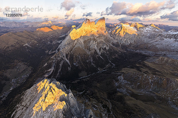 Luftaufnahme von Colac  Gran Vernel  Marmolada und Val Contrin  Dolomiten  Trentino-Südtirol  Italien  Europa