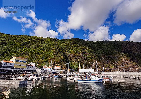 Hafen in Velas  Insel Sao Jorge  Azoren  Portugal  Atlantik  Europa