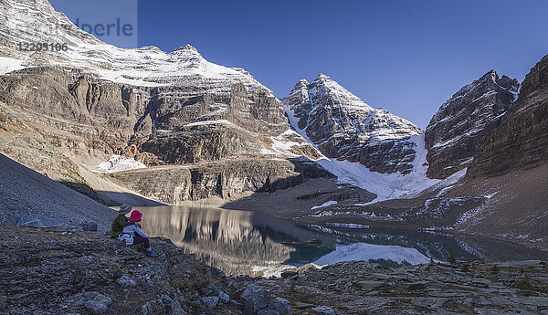 Wandererpaar genießt die Aussicht auf den Oesa-See auf dem Alpine Circuit Trail am O'Hara-See  Yoho-Nationalpark  UNESCO-Welterbe  British Columbia  Kanadische Rocky Mountains  Kanada  Nordamerika
