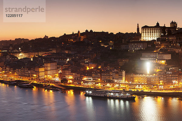 Blick über den Fluss Douro bei Sonnenuntergang auf den Stadtteil Ribeira  UNESCO-Weltkulturerbe  Porto (Oporto)  Portugal  Europa