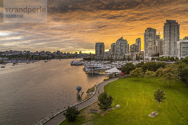 Blick auf die Skyline von Vancouver und den False Creek von der Cambie Street Bridge aus gesehen  Vancouver  British Columbia  Kanada  Nordamerika