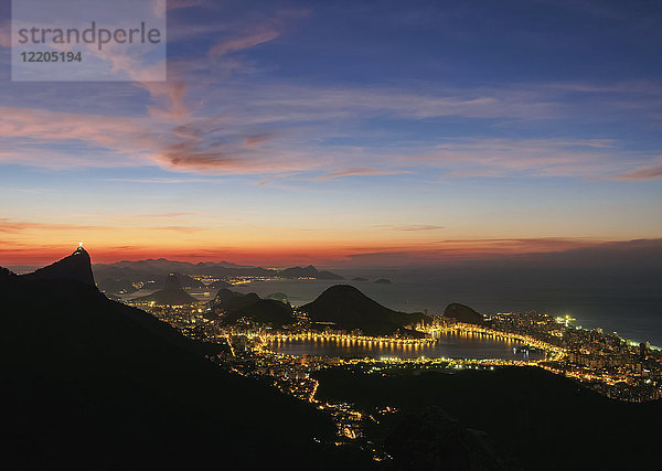 Blick auf das Stadtviertel Lagoa vom Tijuca Forest National Park in der Morgendämmerung  Rio de Janeiro  Brasilien  Südamerika