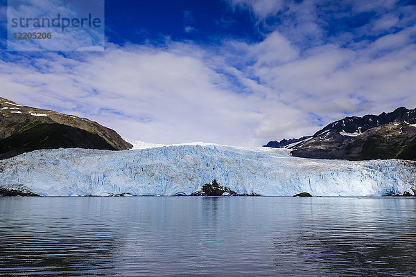 Aialik Gletscher und Berge  perfekter Sommertag  Harding Icefield  Kenai Fjords National Park  nahe Seward  Alaska  Vereinigte Staaten von Amerika  Nordamerika