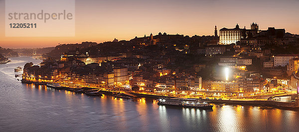 Blick über den Fluss Douro bei Sonnenuntergang auf den Stadtteil Ribeira  UNESCO-Weltkulturerbe  Porto (Oporto)  Portugal  Europa