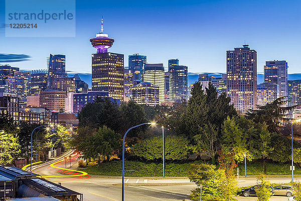 Blick auf die Skyline der Stadt und den Vancouver Lookout Tower in der Abenddämmerung von Portside  Vancouver  British Columbia  Kanada  Nordamerika