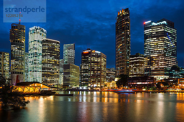 Skyline von Brisbane bei Dunkelheit  Brisbane  Queensland  Australien  Pazifik