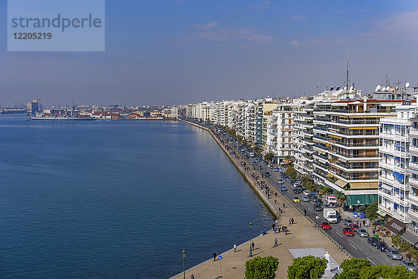 Panoramablick vom Wahrzeichen der Stadt  dem Weißen Turm  auf die historische Uferpromenade und das Hafengebiet  Thessaloniki  Griechenland  Europa