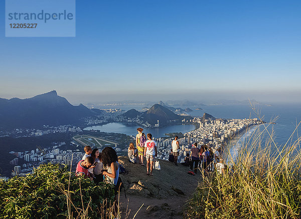 Menschen auf dem Gipfel des Berges Dois Irmaos  Rio de Janeiro  Brasilien  Südamerika