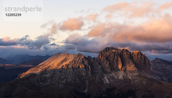 Luftaufnahme des Langkofels und der Langkofelgruppe bei Sonnenuntergang  Dolomiten  Südtirol  Italien  Europa