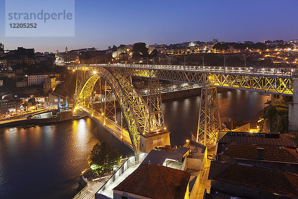 Brücke Ponte Dom Luis I  UNESCO-Weltkulturerbe  Fluss Douro  Porto (Oporto)  Portugal  Europa